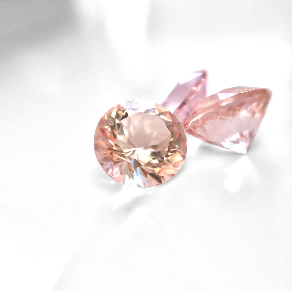 morganite buying guide - peach and pink cut stones