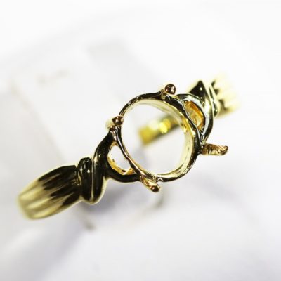 открытая закрепка - обручальное кольцо с опалом