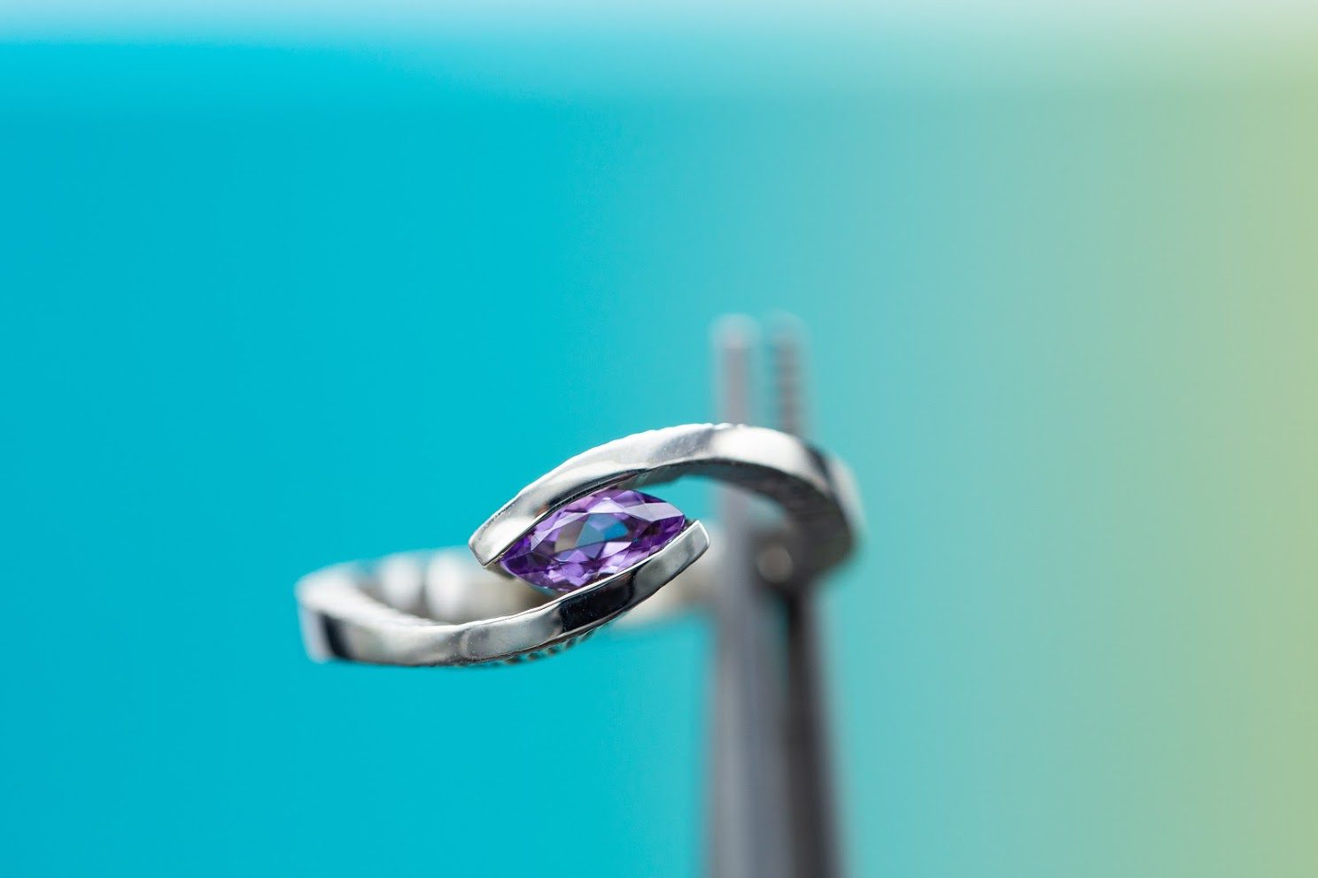 engagement ring settings - faux tension setting