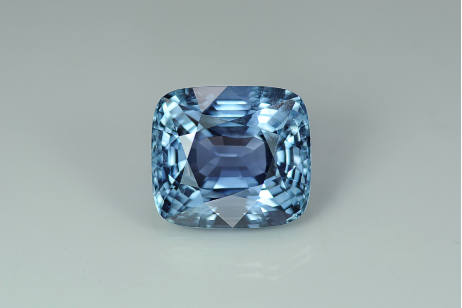 Mogok, Myanmar unheated sapphire photo by Jeffery Bergman. Images © Jeffery Bergman